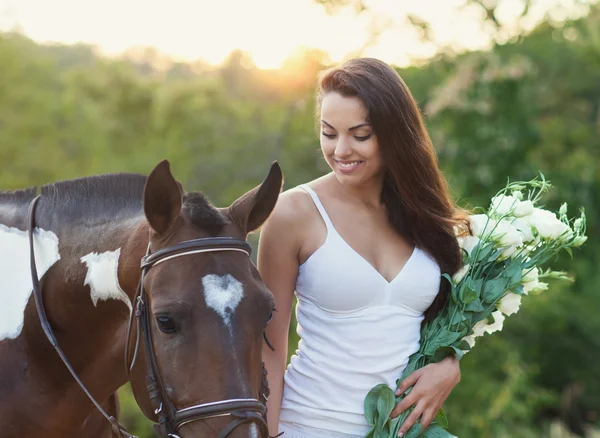 Beautiful woman and a horse — Stock Photo, Image