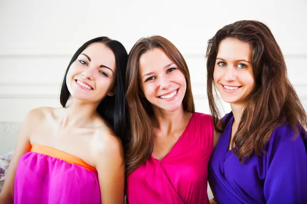 Три счастливые девочки-подростки — стоковое фото