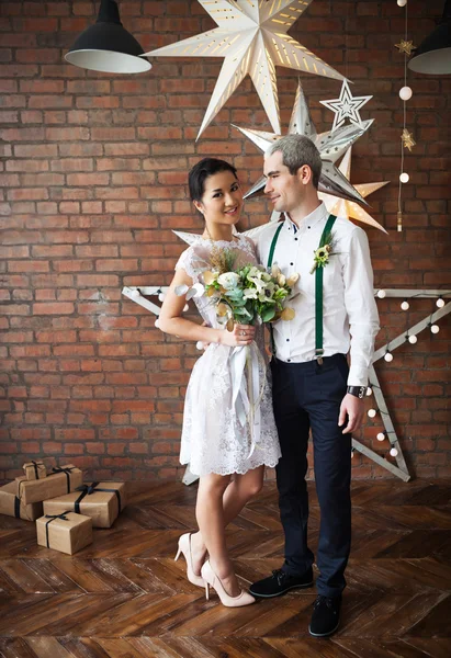 Casal alegre dançando perto da parede de tijolo — Fotografia de Stock