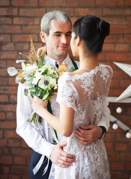 Cheerful married couple dancing near the brick wall — Stock Photo, Image