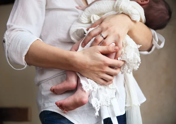 Baby falling asleep in the arms of her mother — Stock Photo, Image