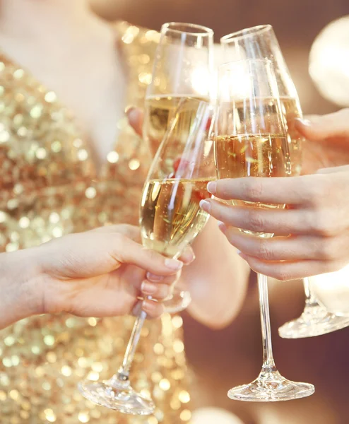 Festeggiamenti. Persone con bicchieri di champagne che fanno un brindisi — Foto Stock