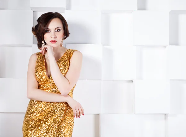 Superstar žena nosí zlaté lesklé šaty — Stock fotografie