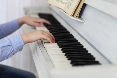 Piyano elinde kapatın. Müzik ve entertainm kavramı