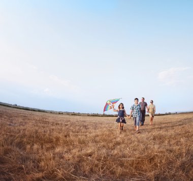 uçurtma ile oynarken aile 