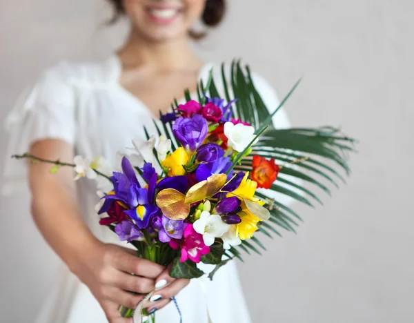 Krásná svatební kytice v ruce nevěsty — Stock fotografie