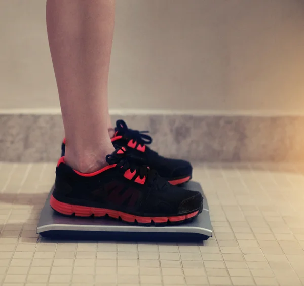 Piedi nudi femminili con bilancia di peso — Foto Stock