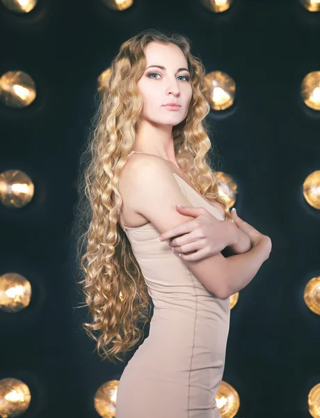 Krásná a sexy mladá blondýna — Stock fotografie