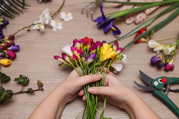 Florista no trabalho. Mulher fazendo buquê — Fotografia de Stock