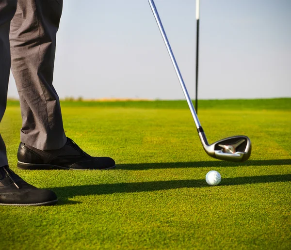 Hombre golfista poniendo, se centran en la pelota de golf —  Fotos de Stock