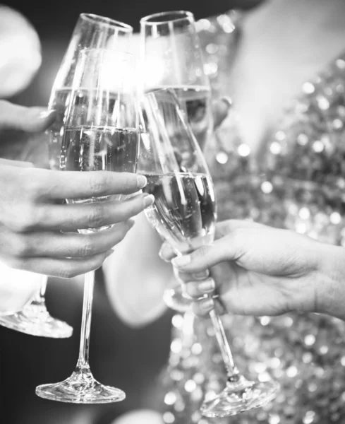 Oslava. Lidé držící sklenice šampaňského pronášejí přípitek — Stock fotografie