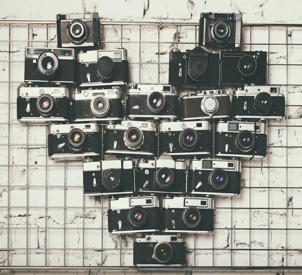 Oude retro camera's in hart liefde fotografie vorm — Stockfoto