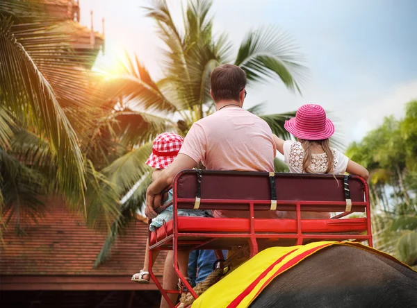 Man en zijn dochters rijden op de rug van olifant — Stockfoto