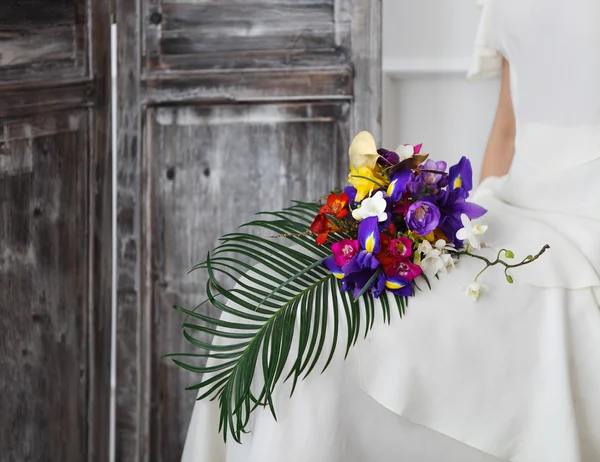 Belo buquê de casamento na mão da noiva — Fotografia de Stock