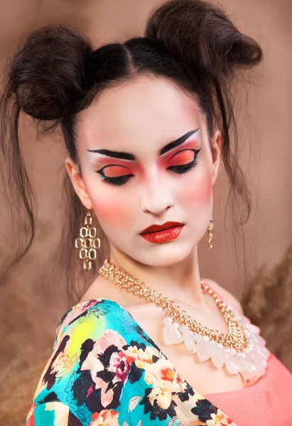 Retrato estilizado de una geisha japonesa con maquillaje brillante —  Fotos de Stock