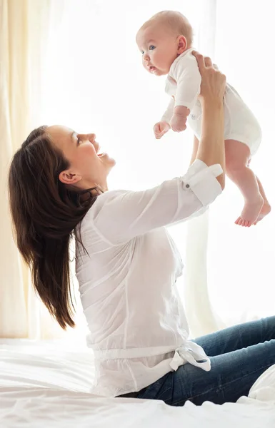 Retrato de mãe e filho rindo e brincando — Fotografia de Stock