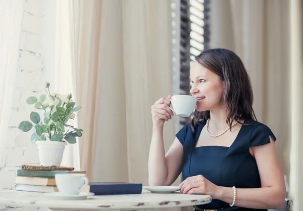 Ung kvinna dricker kaffe — Stockfoto