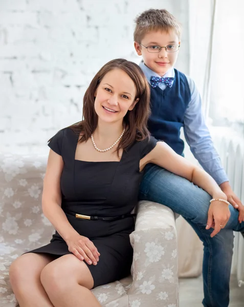 Mãe e filho abraçando uns aos outros — Fotografia de Stock