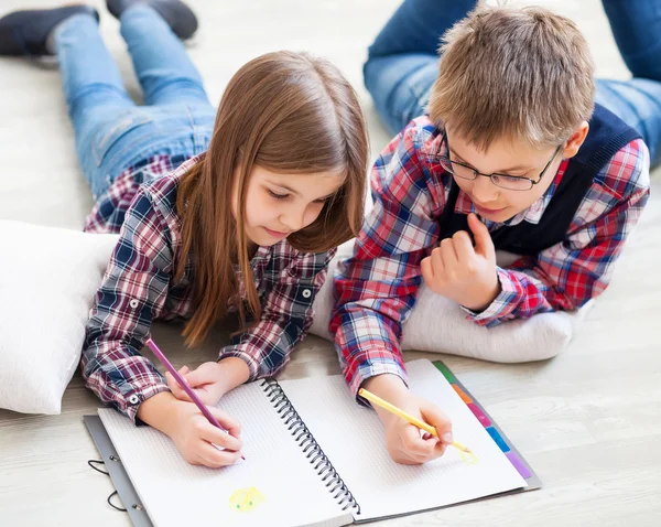 Two little kids drawing with crayons — Stock Photo, Image