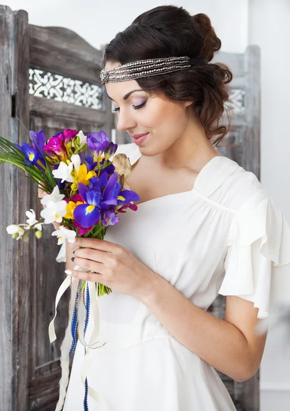 Hermosa novia con colorido ramo de bodas en sus manos —  Fotos de Stock