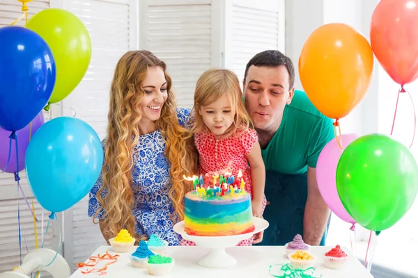 Famiglia che festeggia il compleanno — Foto Stock