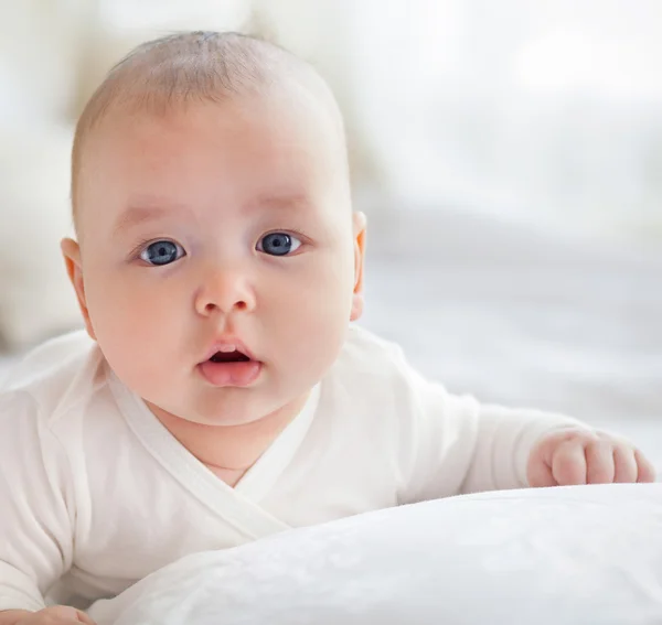 Luz de perto retrato de bebê adorável — Fotografia de Stock