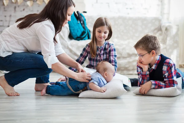 Lyckliga familjen ha roligt på våning i vardagsrum — Stockfoto