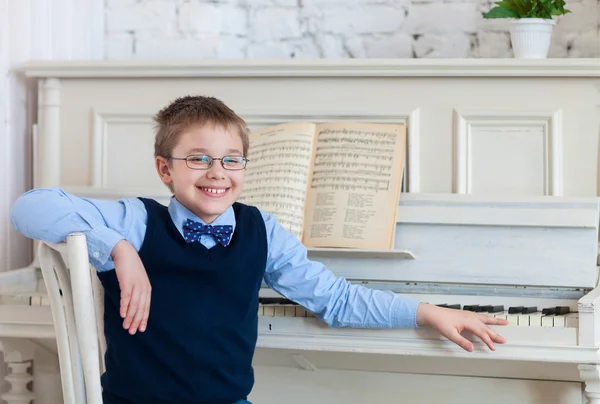 Kleiner Junge spielt zu Hause Klavier — Stockfoto