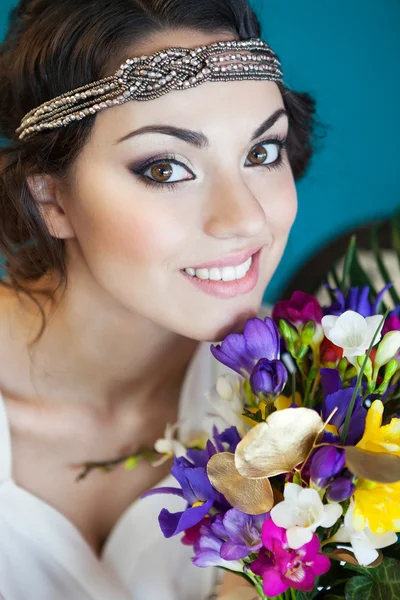 Schöne Braut mit buntem Brautstrauß in ihren Händen — Stockfoto
