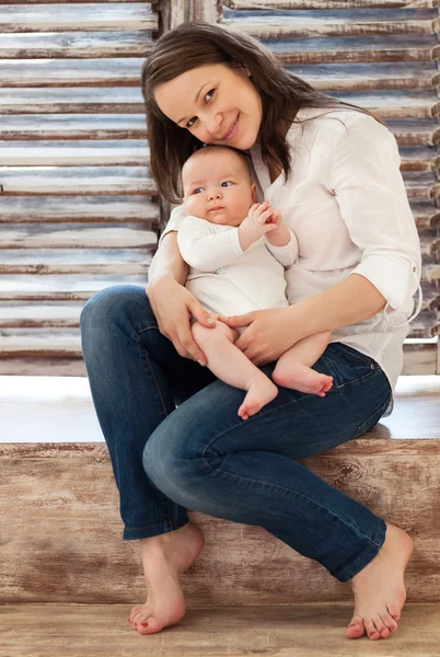 Retrato de mãe e filho rindo e brincando — Fotografia de Stock