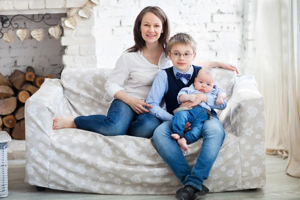 Glad mamma med sina barn ha roligt i vardagsrum — Stockfoto