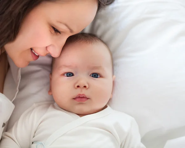 Portret matki i dziecka śmiejących się i bawiących — Zdjęcie stockowe