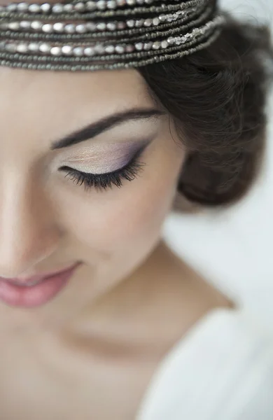 Retrato da noiva com grandes olhos bonitos em backgroun branco — Fotografia de Stock
