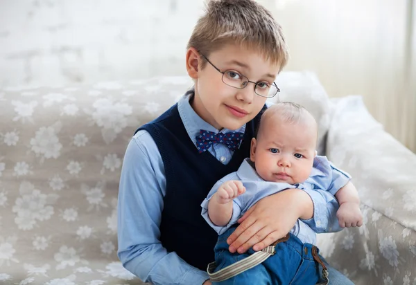 Milující bratr drží svého mladšího bratříčka — Stock fotografie