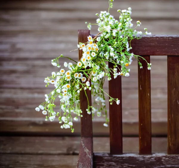 Beyaz papatya gelen çelenk 