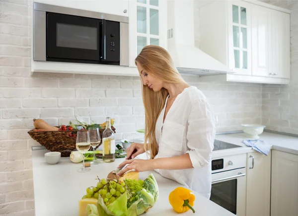 女性のキッチンで野菜を料理 — ストック写真