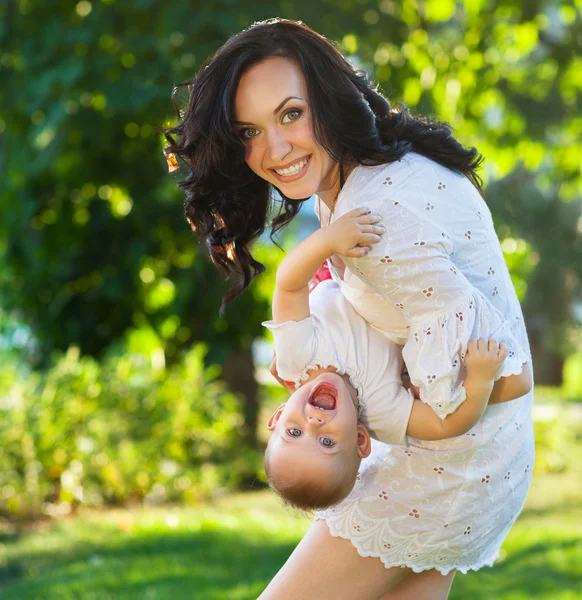 Portret van een moeder en haar baby plezier — Stockfoto