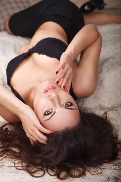 Belle jeune femme brune sexy portant de la lingerie noire Images De Stock Libres De Droits