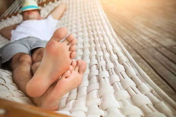 Mann mit Hut in der Hängematte an einem Sommertag — Stockfoto