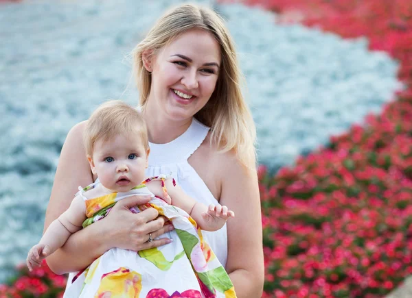 Portrait of a mother and her baby — Stock Photo, Image