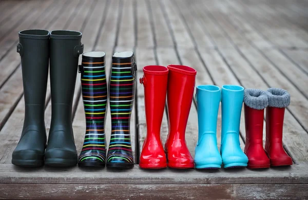 Cinco pares de botas de chuva coloridas — Fotografia de Stock