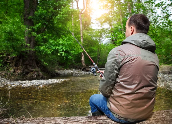 Pescatore con pesca a mosca sul fiume di montagna — Foto Stock