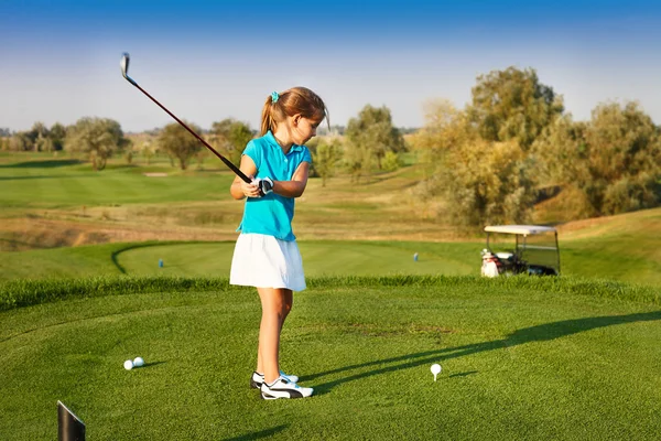 Roztomilé holčička hraje golf na poli venku — Stock fotografie