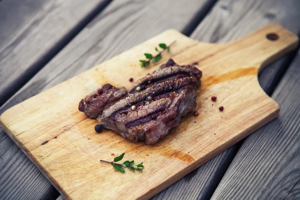 BBQ steak. Barbecue, grilovaná hovězí biftek maso — Stock fotografie