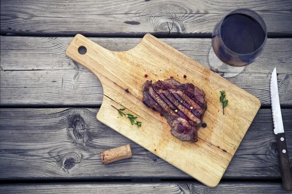 Bife de churrasco. Churrasco carne de bife grelhada com vinho tinto e kn — Fotografia de Stock