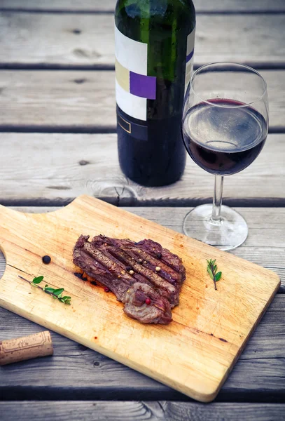 Filete de barbacoa. Barbacoa carne asada de res con vino tinto — Foto de Stock