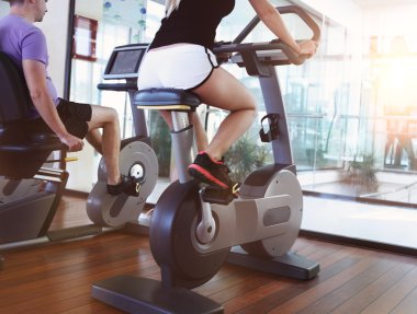 Bir spor merkezinde bir koşu bandı üzerinde çift eğitim