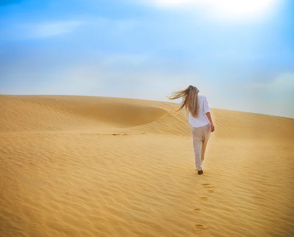 サハラ砂漠を歩いて美容金髪女性。チュニジア. — ストック写真