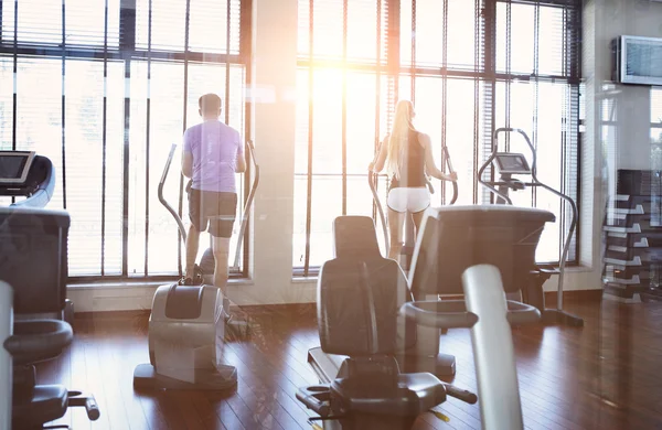 Entrenamiento en pareja en una cinta de correr en un centro deportivo —  Fotos de Stock