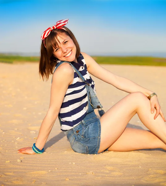 Retrato da bela menina adolescente perto do mar — Fotografia de Stock